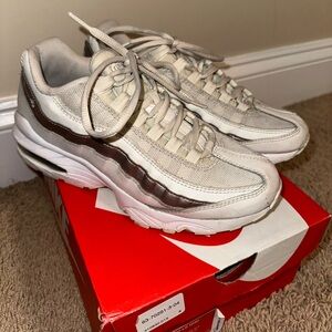 Nike Air Max 95 LE (GS) Bronze-White  Size 6.5Y Women's 8